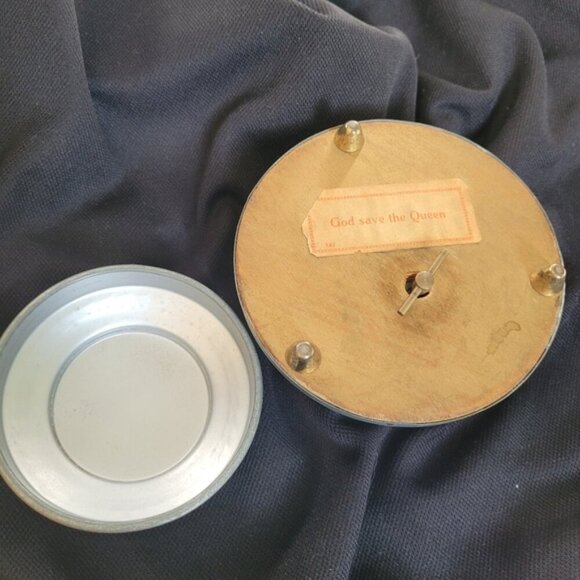 1930s /40s Lidded Aluminum Powder Puff Trinket Music Box Courting Couple 4x2.5" - Picture 5 of 6